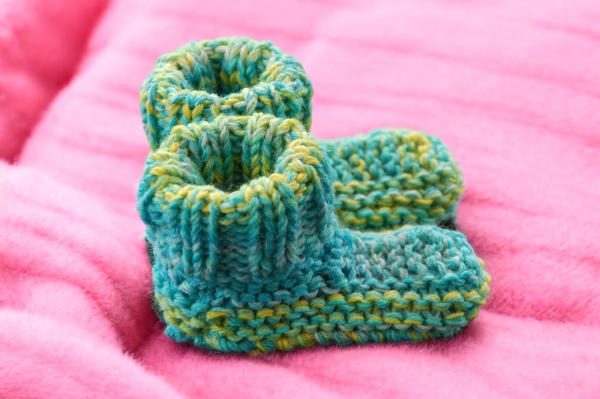 Babyschuhe handgestrickt aus Sockenwolle mit Aloe Vera und Jojoba-Öl